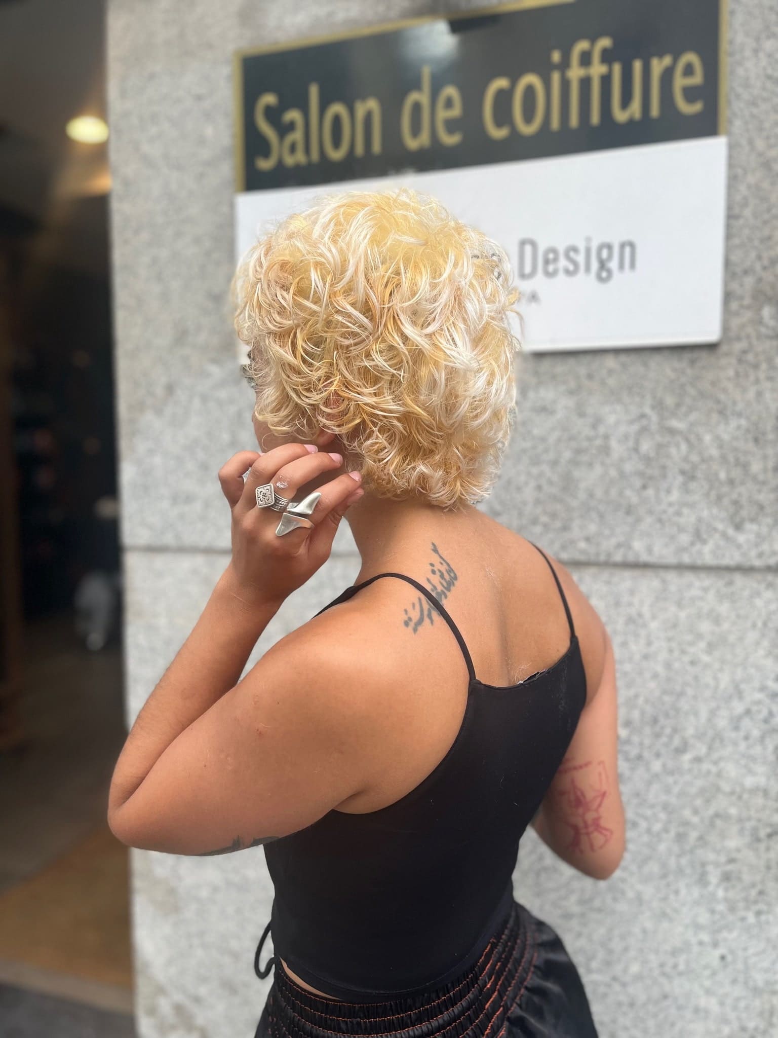 Résultat d’une coupe femme avec des boucles élégantes, montrant des cheveux volumineux et bien définis, créés au salon Shine Design.