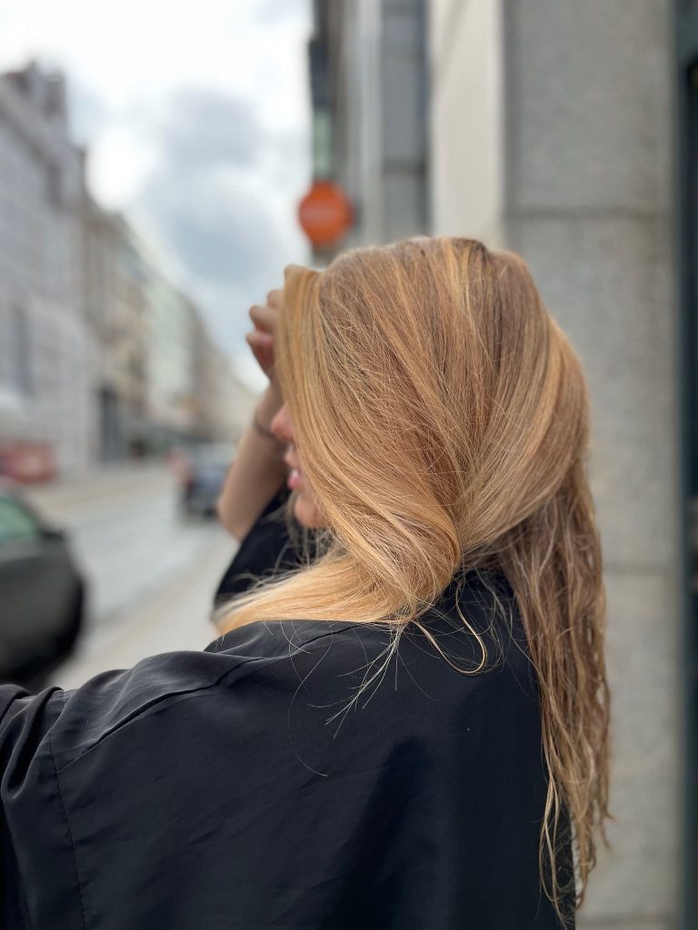 Résultat d’une technique de balayage au salon Shine Design, illustrant des mèches de couleur harmonieuses et naturelles.