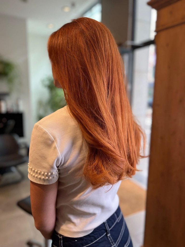 Exemple de couleur personnalisée réalisée au salon Shine Design, offrant un résultat unique et éclatant.