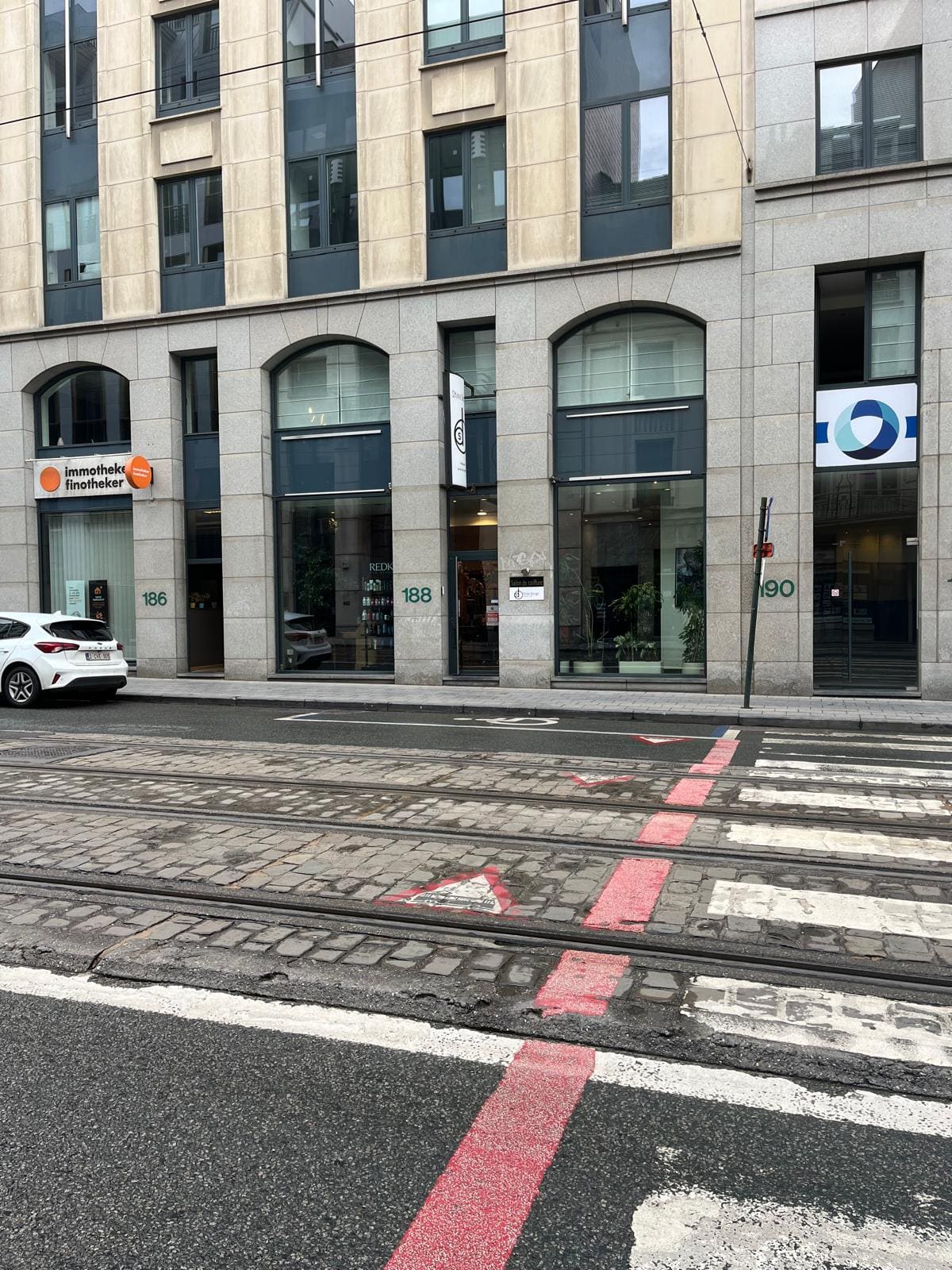 Façade du salon de coiffure Shine Design à Bruxelles, visible depuis l’extérieur avec une signalétique attrayante.